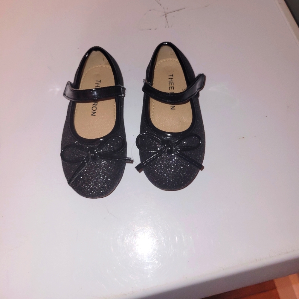 Size 6 black Three Bron dress shoes